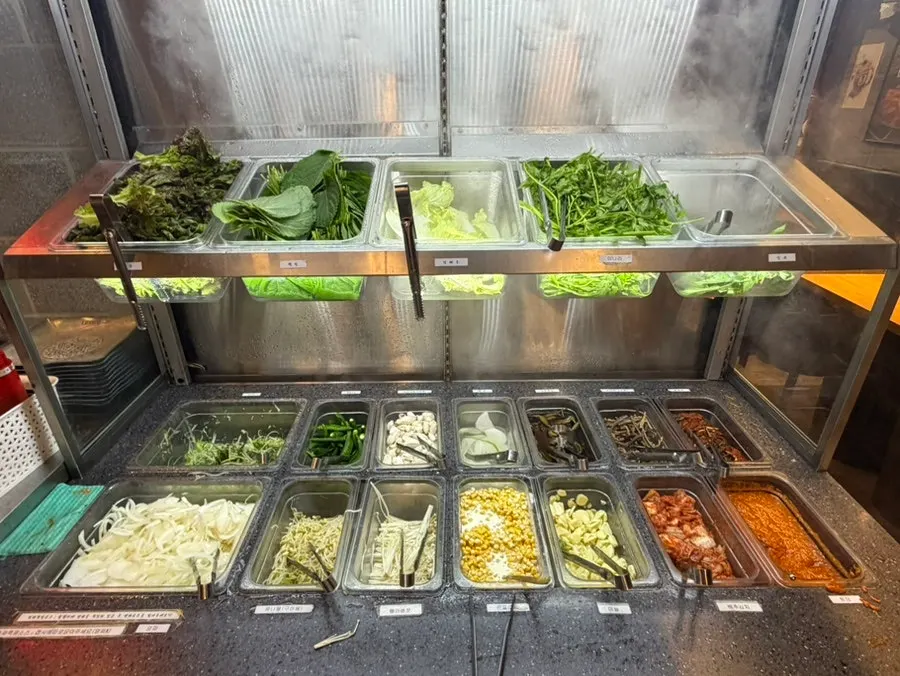The self-serve bar corner at Daepae Market Gangnam Nonhyeon Branch