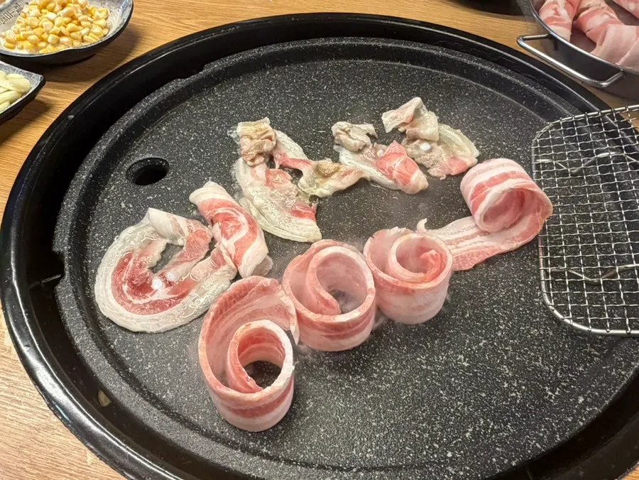 Raw 3mm thin-sliced pork belly priced at 4,900 won per 100g