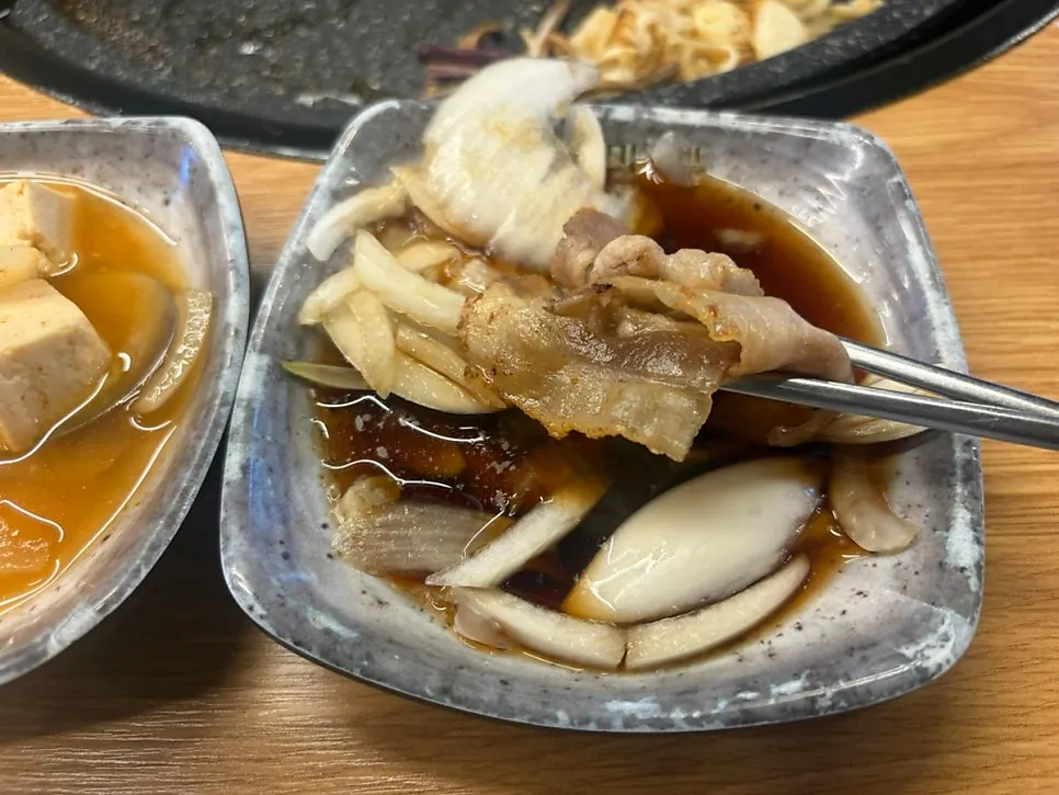 Thin-sliced pork belly dipped in onion sauce