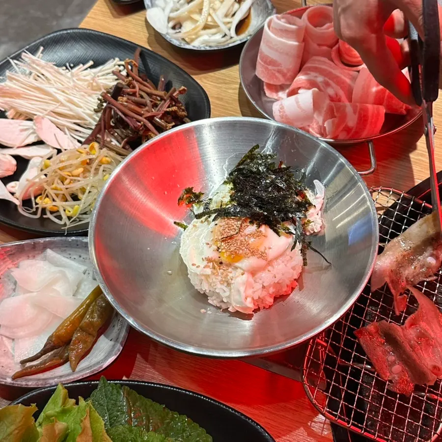 대패삼겹살과 사이드메뉴가 함께 놓인 테이블