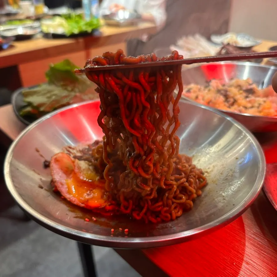 불판에 올려 구운 대패삼겹살