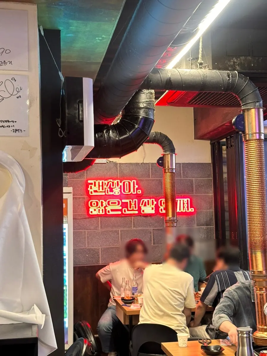 편안한 분위기의 대패마켙 강남논현점 내부