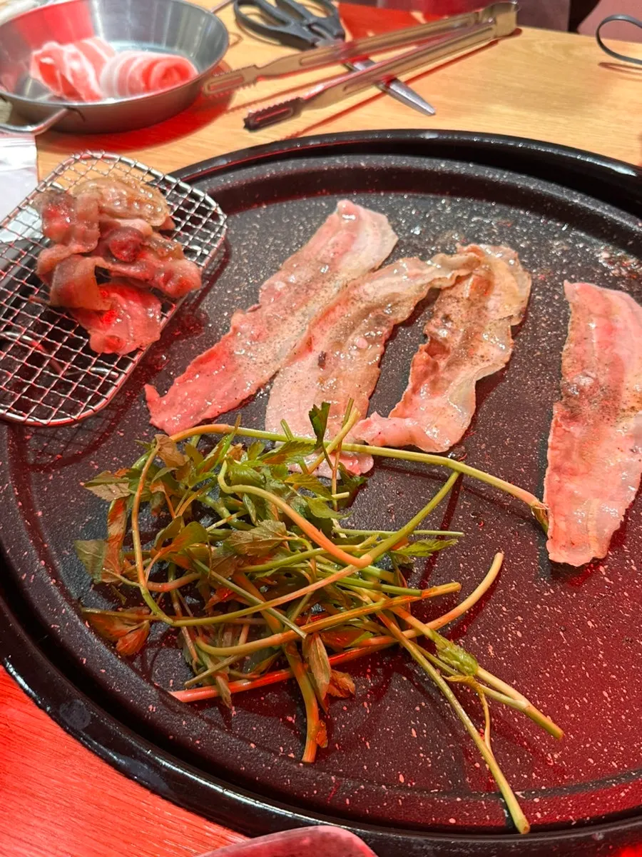 두께를 고를 수 있는 대패삼겹살 메뉴판