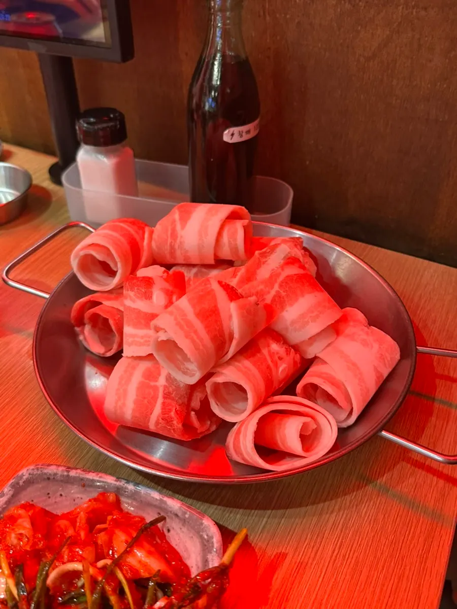 접시에 깔끔하게 담긴 대패삼겹살