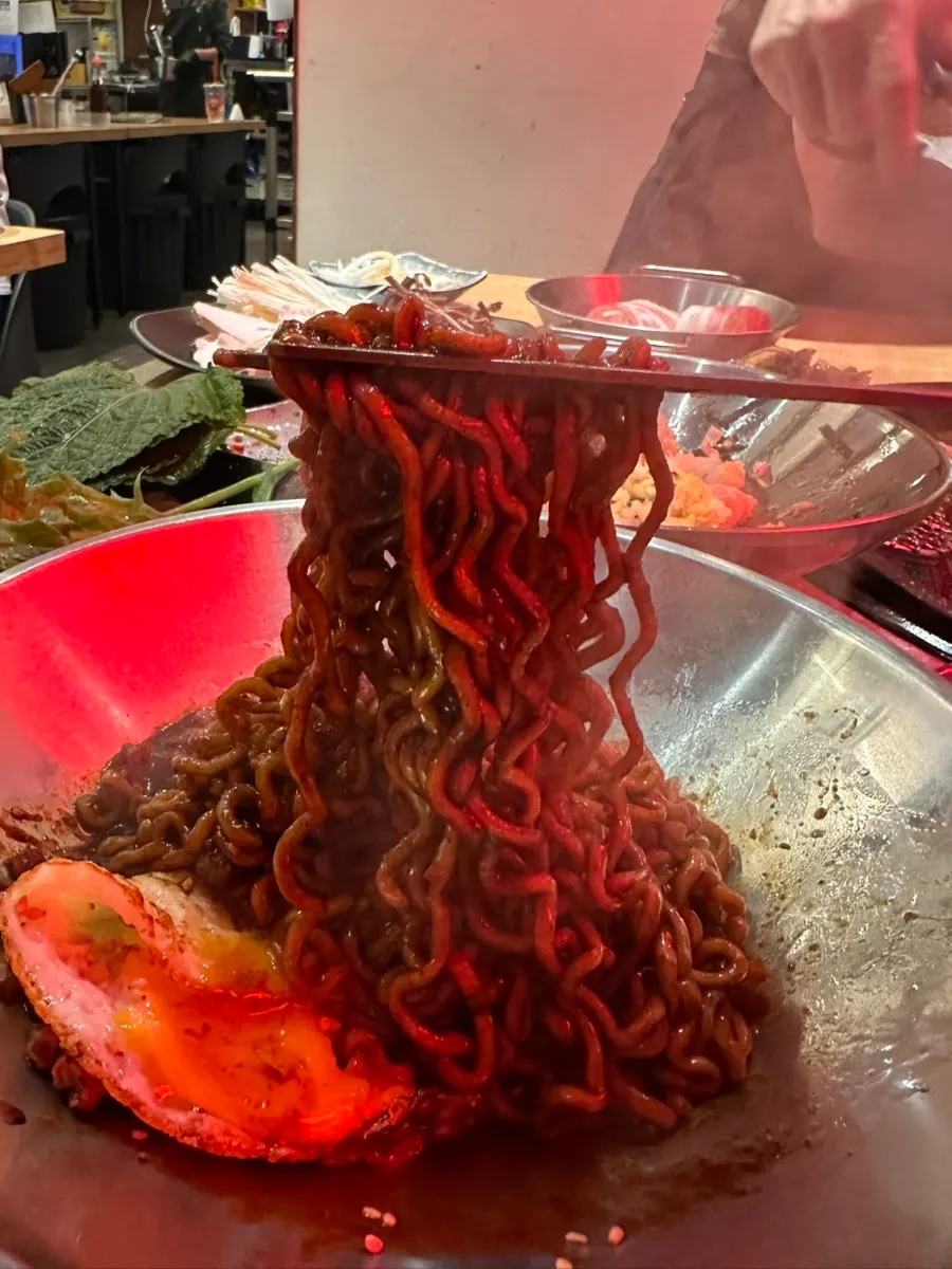 꼬들꼬들한 면발의 사천 짜슐랭과 파김치