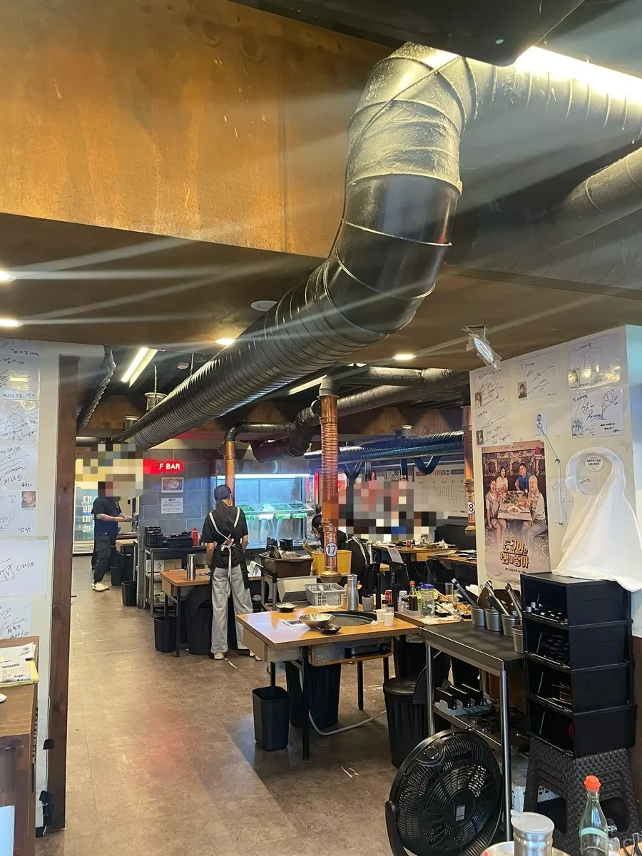 Spacious interior of Daepae Market Gangnam Nonhyeon Branch