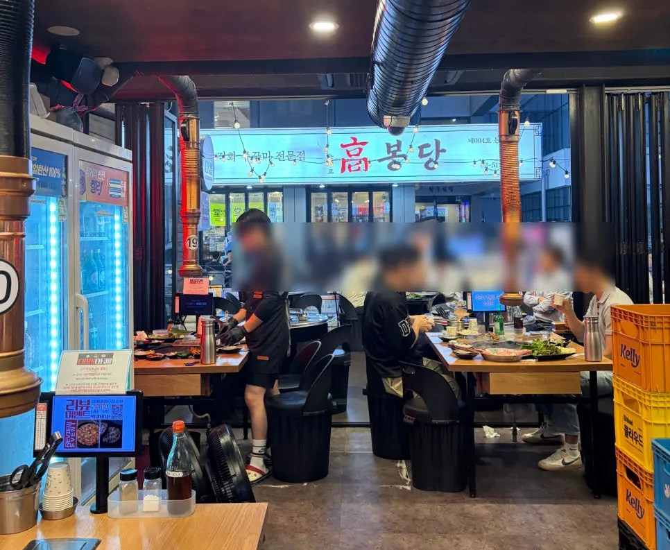 Outdoor seating at Daepae Market full of customers