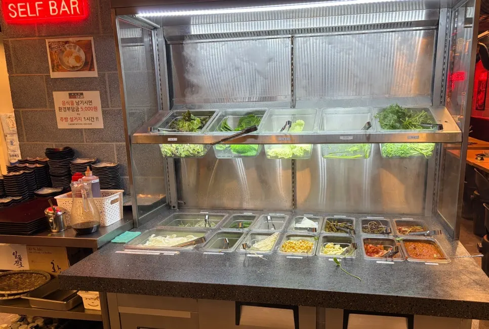 The ₩2,000-per-person self-serve bar corner at Daepae Market