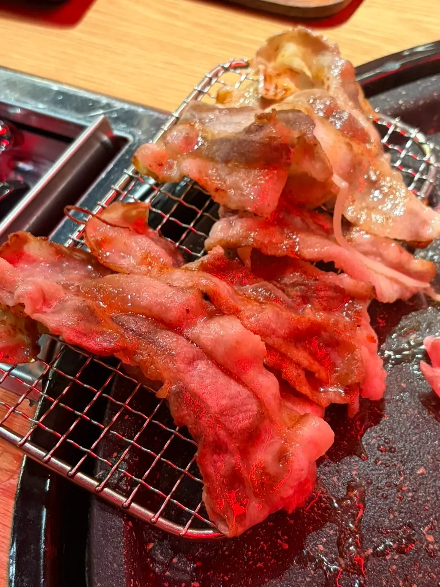 Soft, grilled thin-sliced pork shoulder