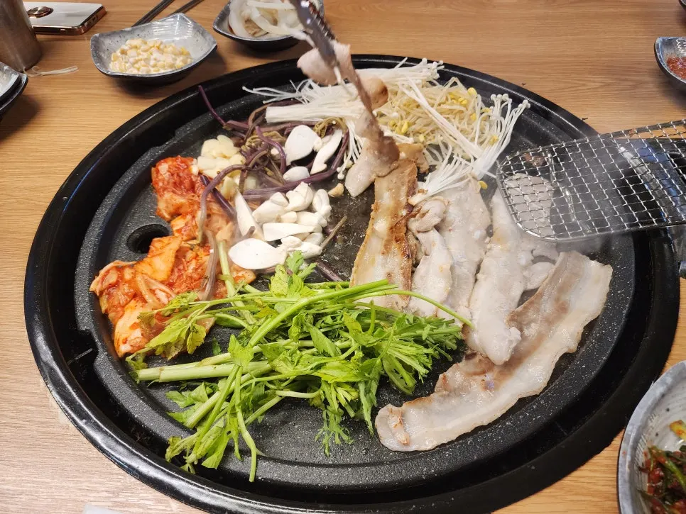 Side dishes and vegetables brought from the self bar