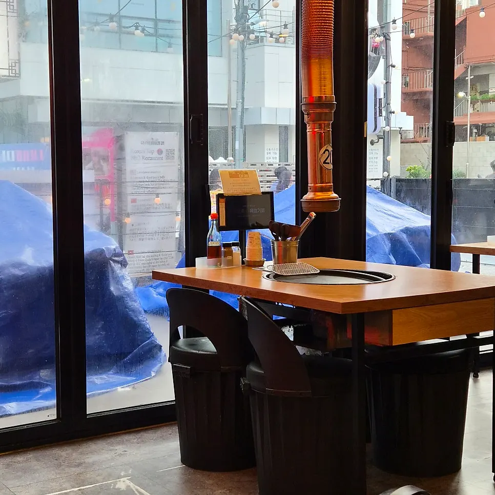Floor-to-ceiling-window interior of Daepae Market Gangnam Nonhyeon Branch