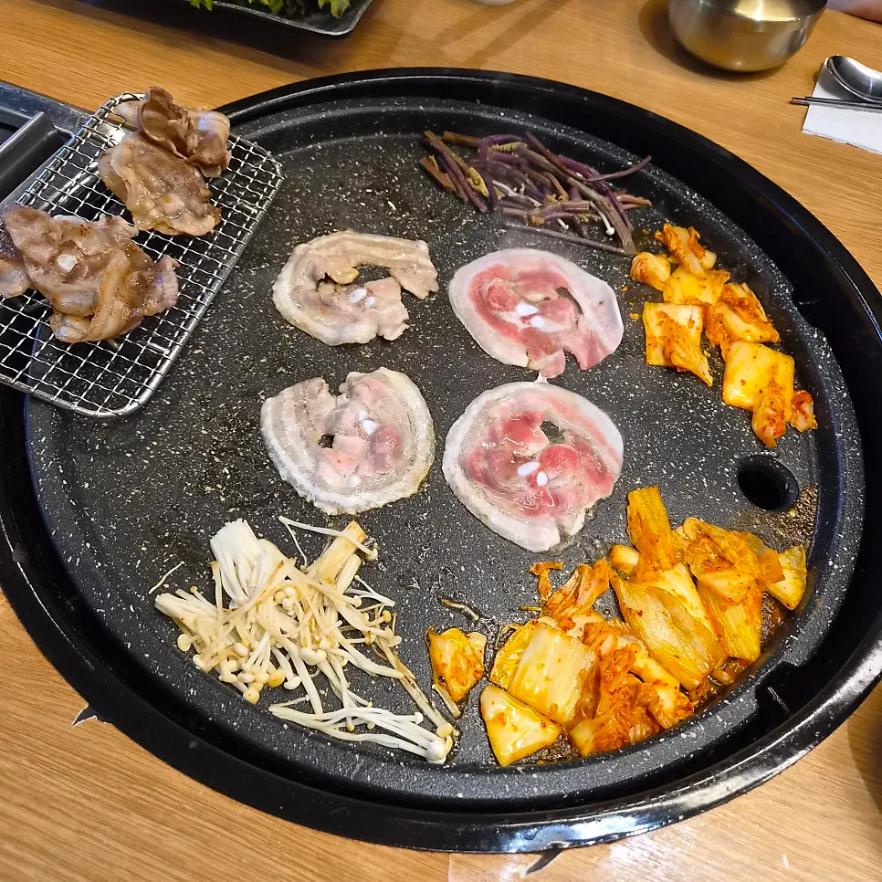 Thin-sliced pork belly served with kimchi and mushrooms