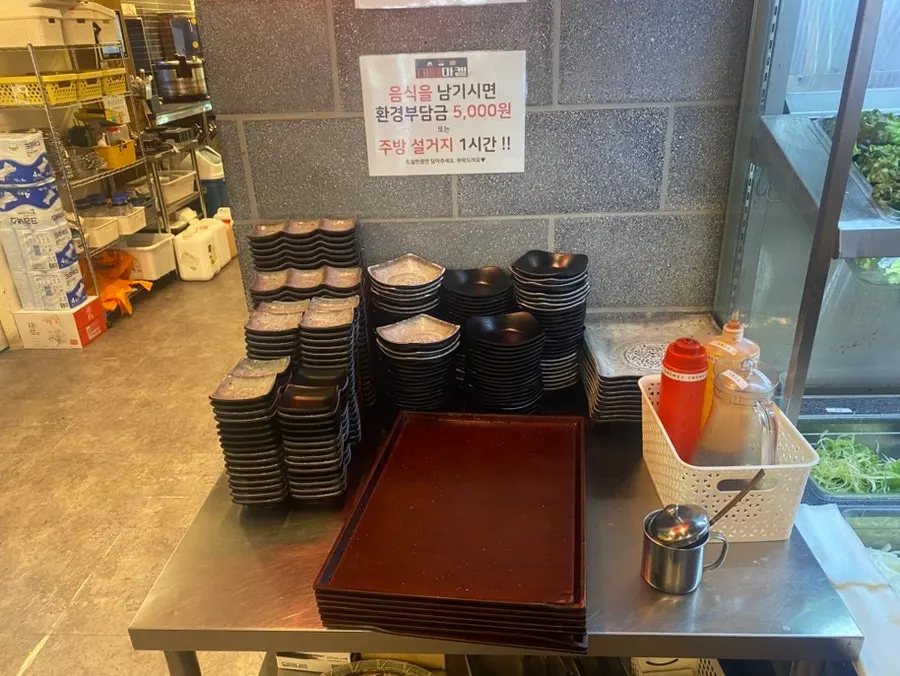 주문과 동시에 고기를 써는 대패 기계