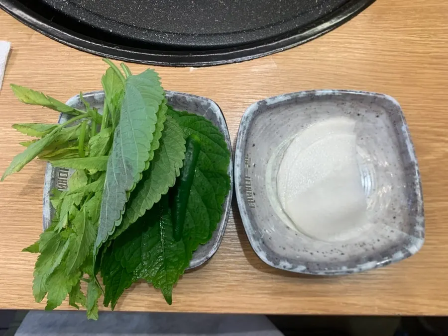 셀프바에 놓인 다양한 소스