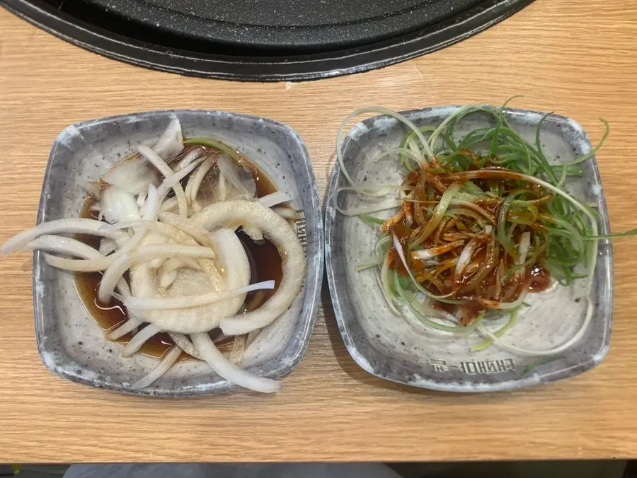 깻잎과 무쌈, 파절이가 담긴 셀프바 코너