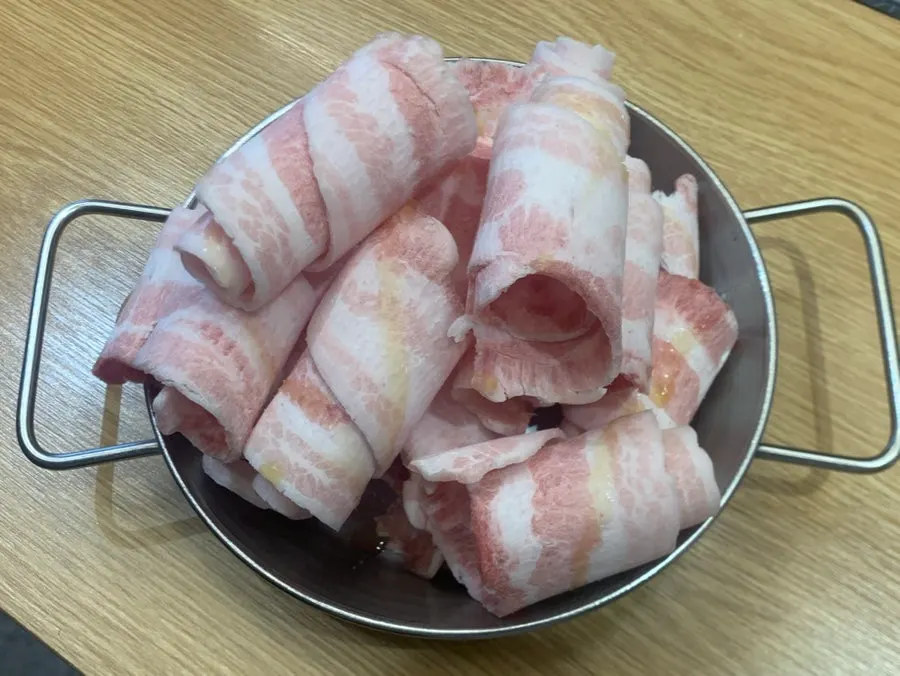 셀프바에서 담아온 반찬과 콘마요 접시