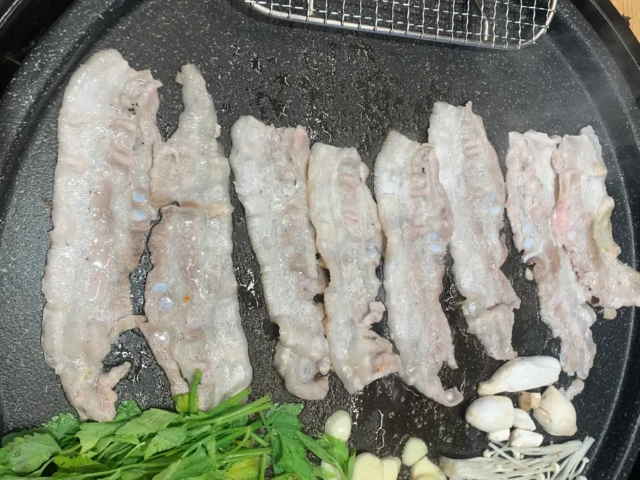 큰 불판에 펼쳐 구운 대패삼겹살