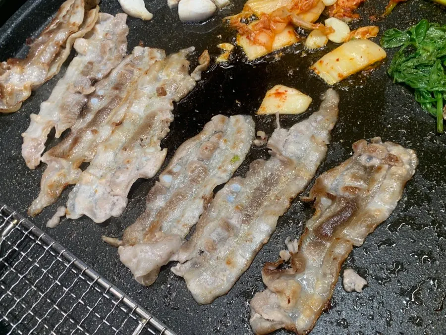 바싹 구워진 얇은 대패삼겹살