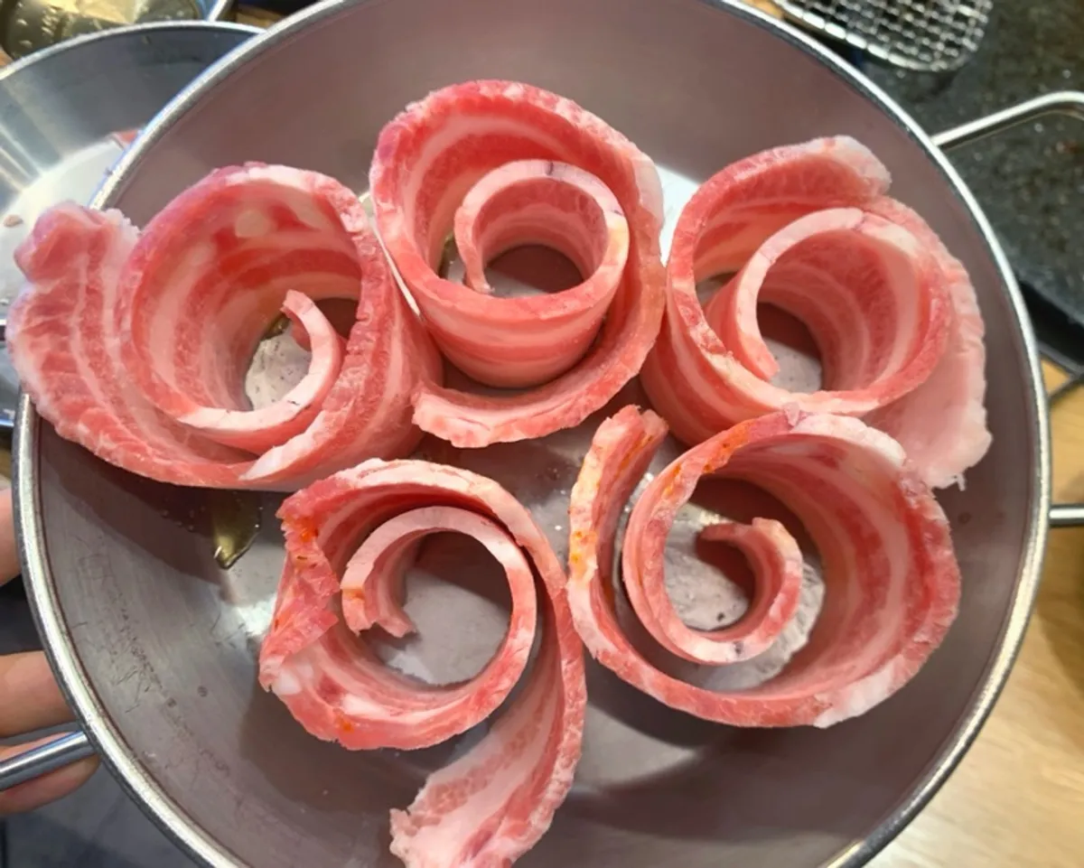 흰밥에 올린 바싹 구운 대패삼겹살