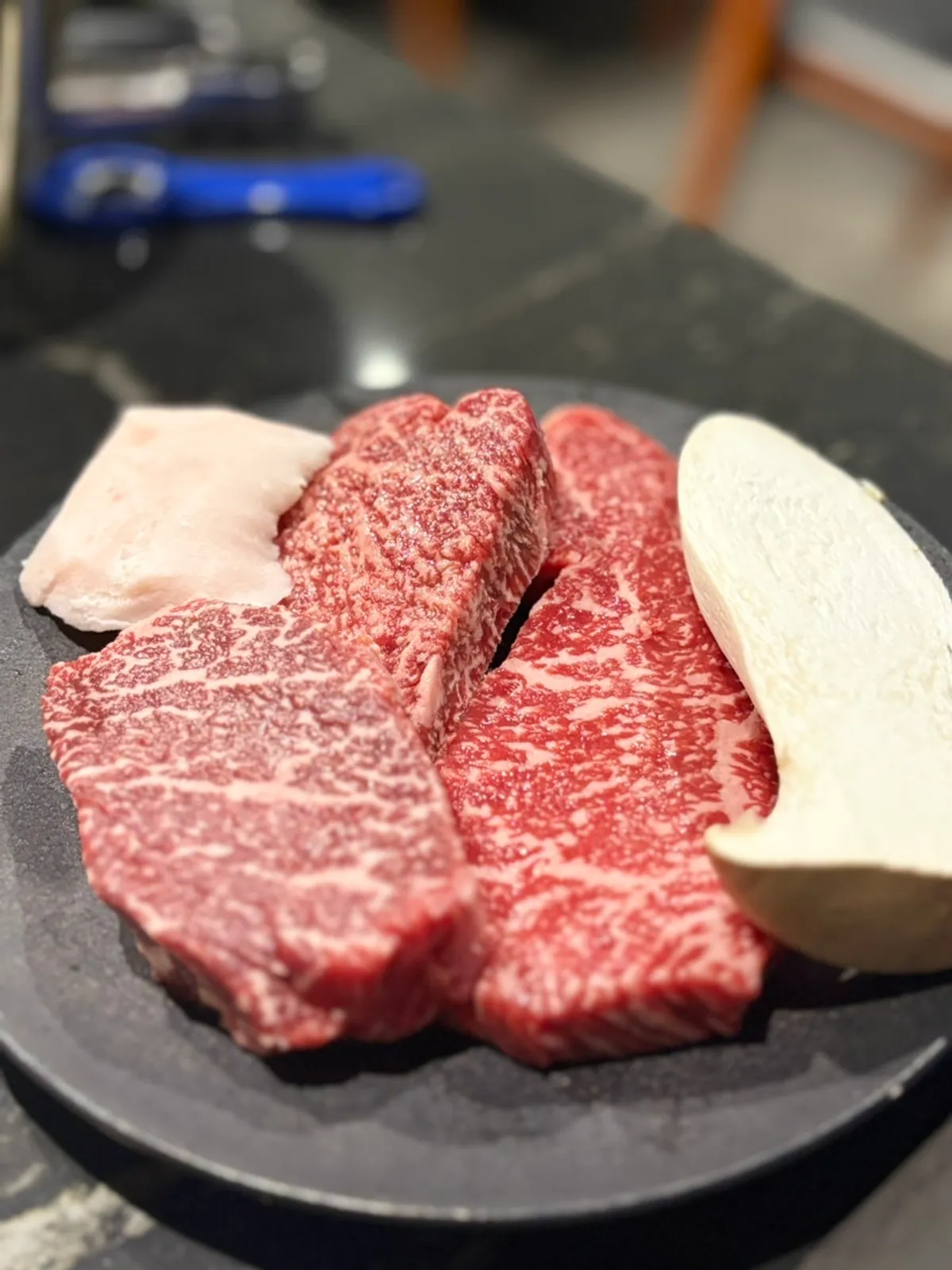 마블링이 고른 투뿔 한우 등심 생고기