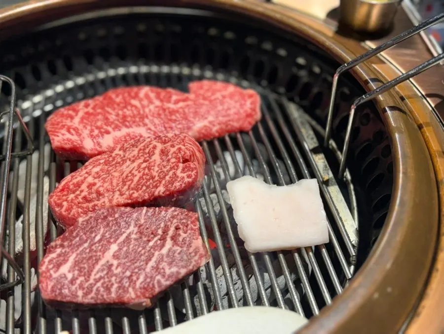 비계로 기름칠한 불판 위 한우 등심