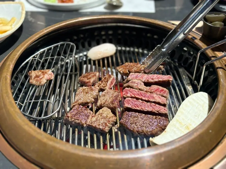 알맞게 구워진 한우 등심 덩어리