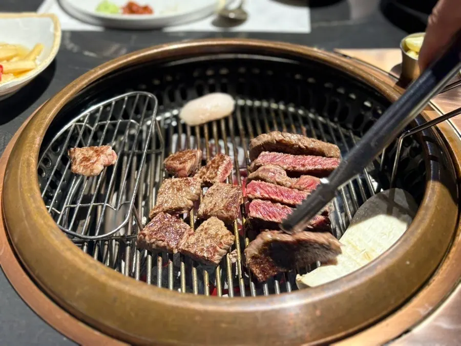 커팅해 준 한우 등심 조각