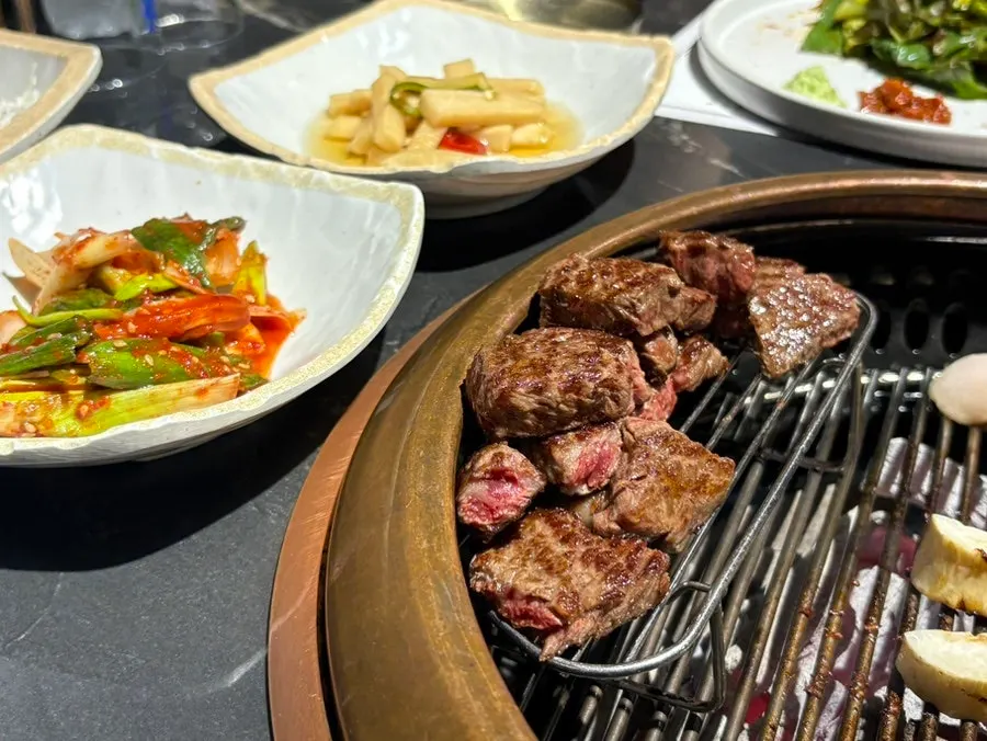 소금에 찍어 먹는 한우 등심