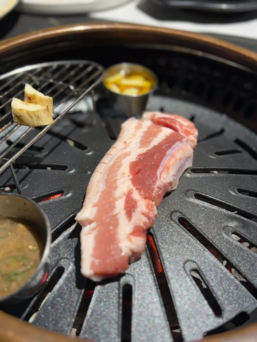 겉절이와 함께 올린 한우 한 점
