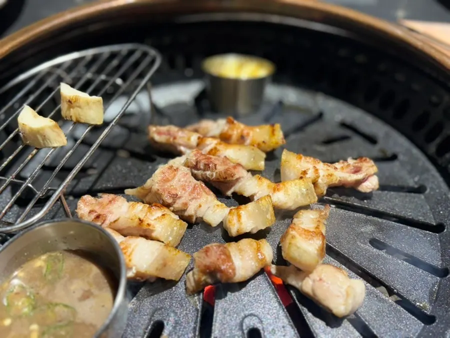 불판에서 구워지는 제주 흑돼지 오겹살