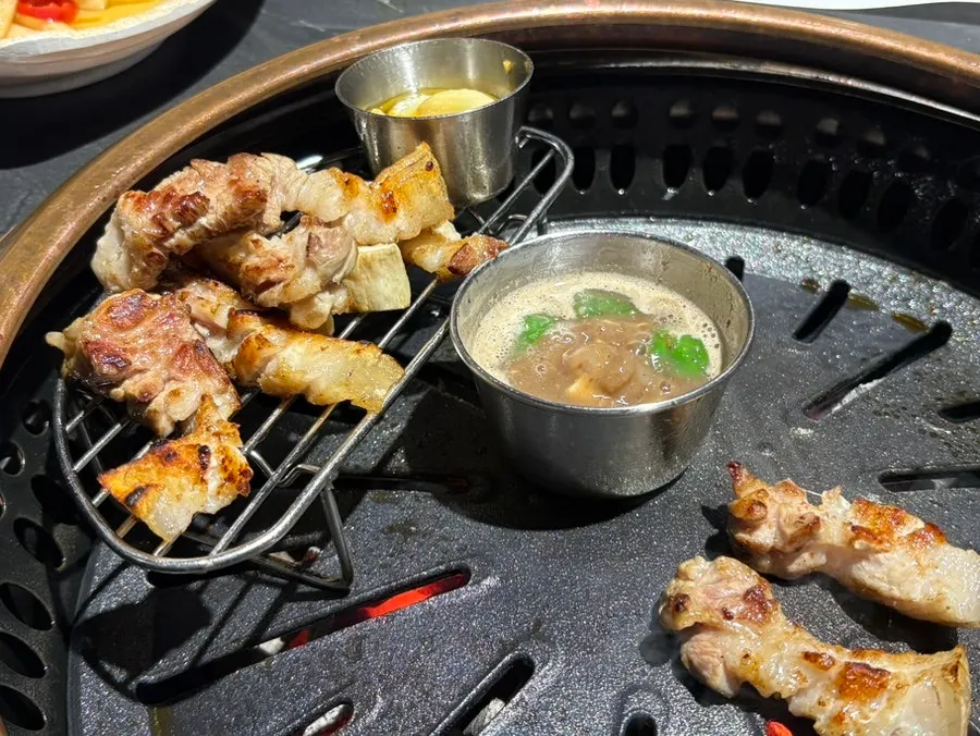 도톰하게 구워진 흑돼지 오겹살
