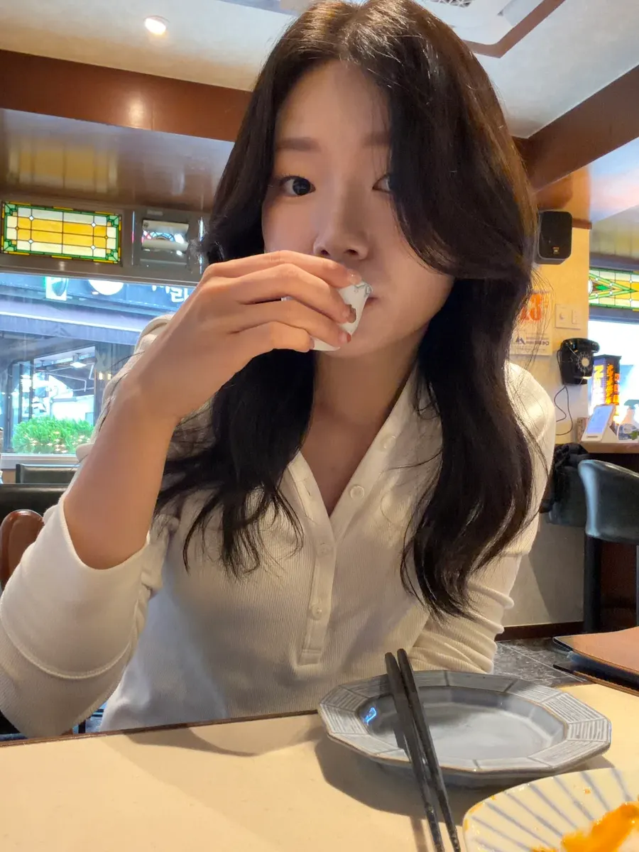 직접 고른 컵에 따른 술 한 잔