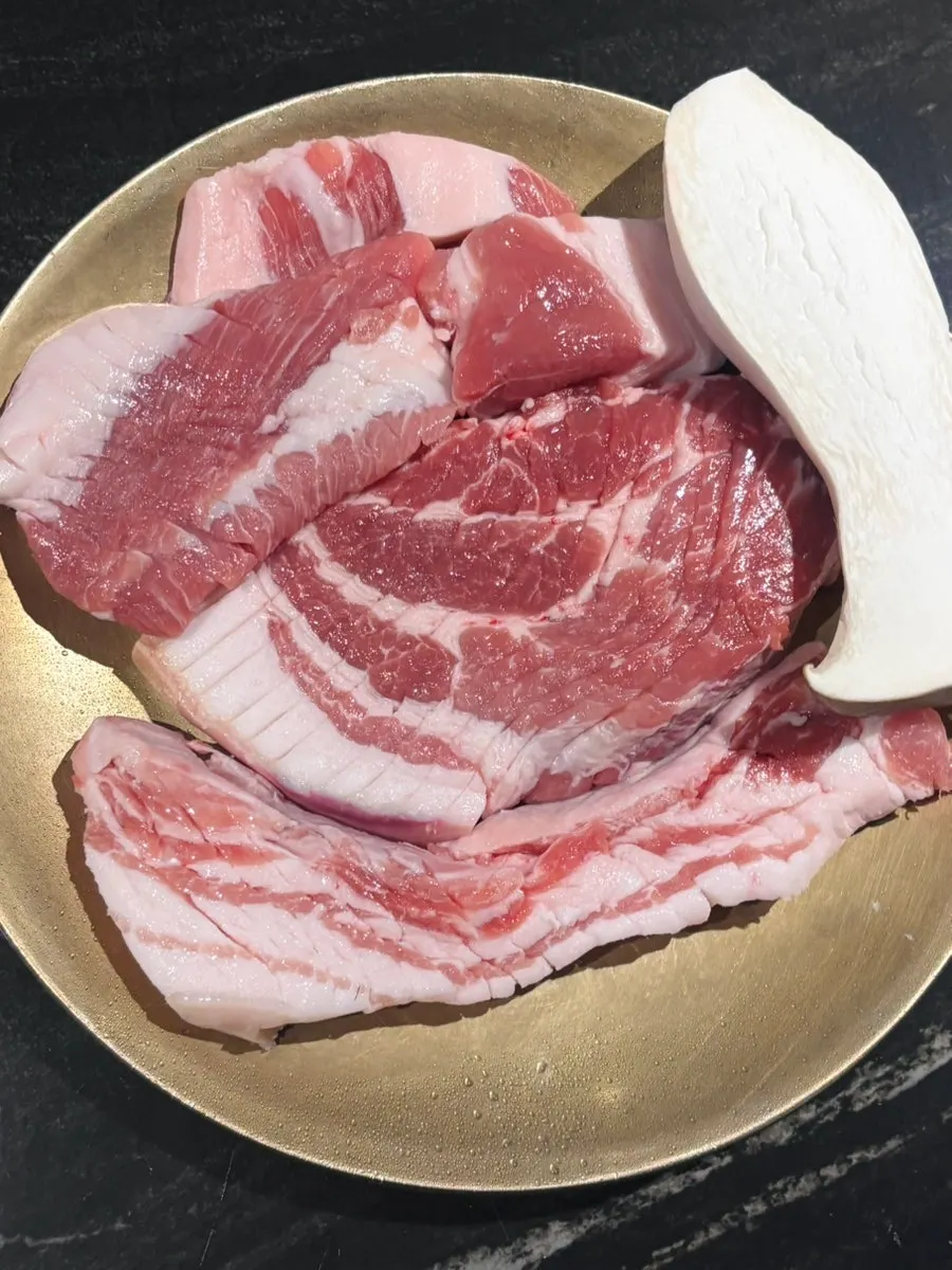 Thick-cut Jeju geun-gogi black pork, 600g, served at the table