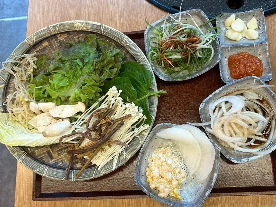 Tray of lettuce wraps and side dishes from the self-serve bar