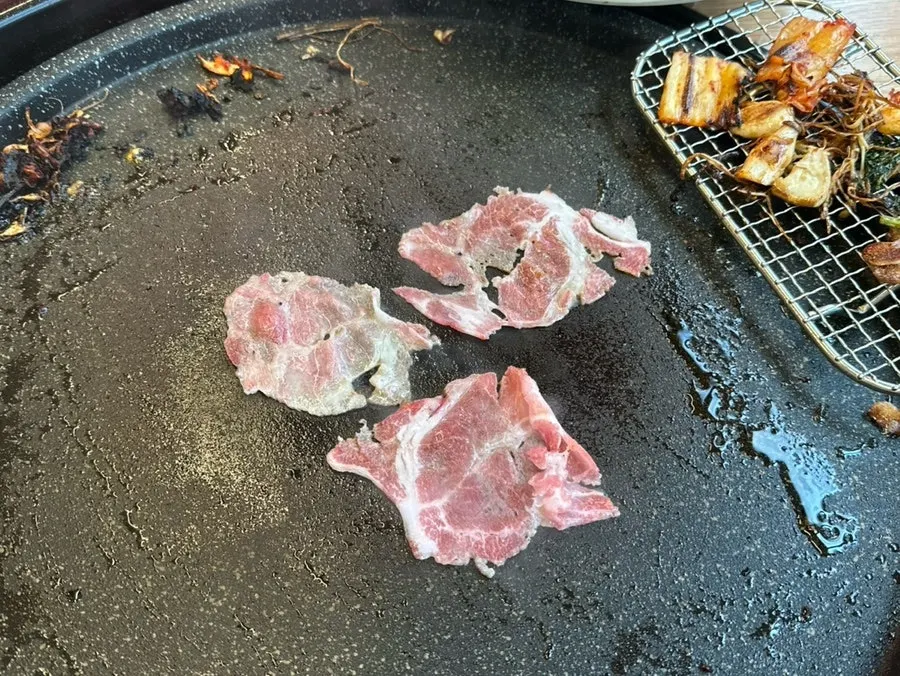 Thin-sliced pork neck on the left compared to chewy pork neck on the right