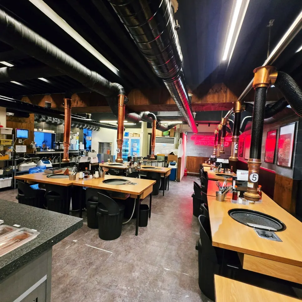 Spacious hall and tables at Daepae Market Gangnam Nonhyeon Branch