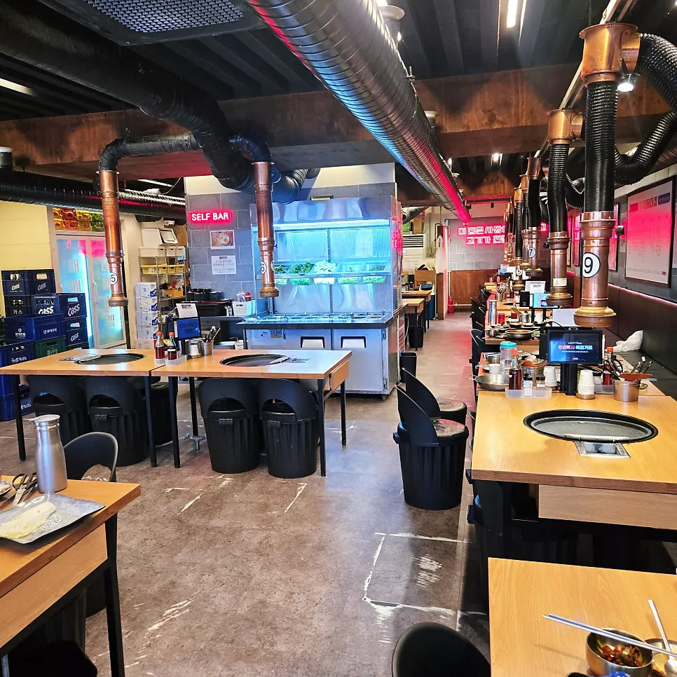 Interior seating that can accommodate group visitors