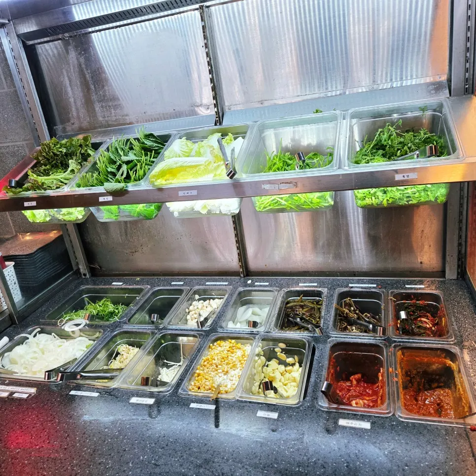 Self-serve side dish bar at Daepae Market