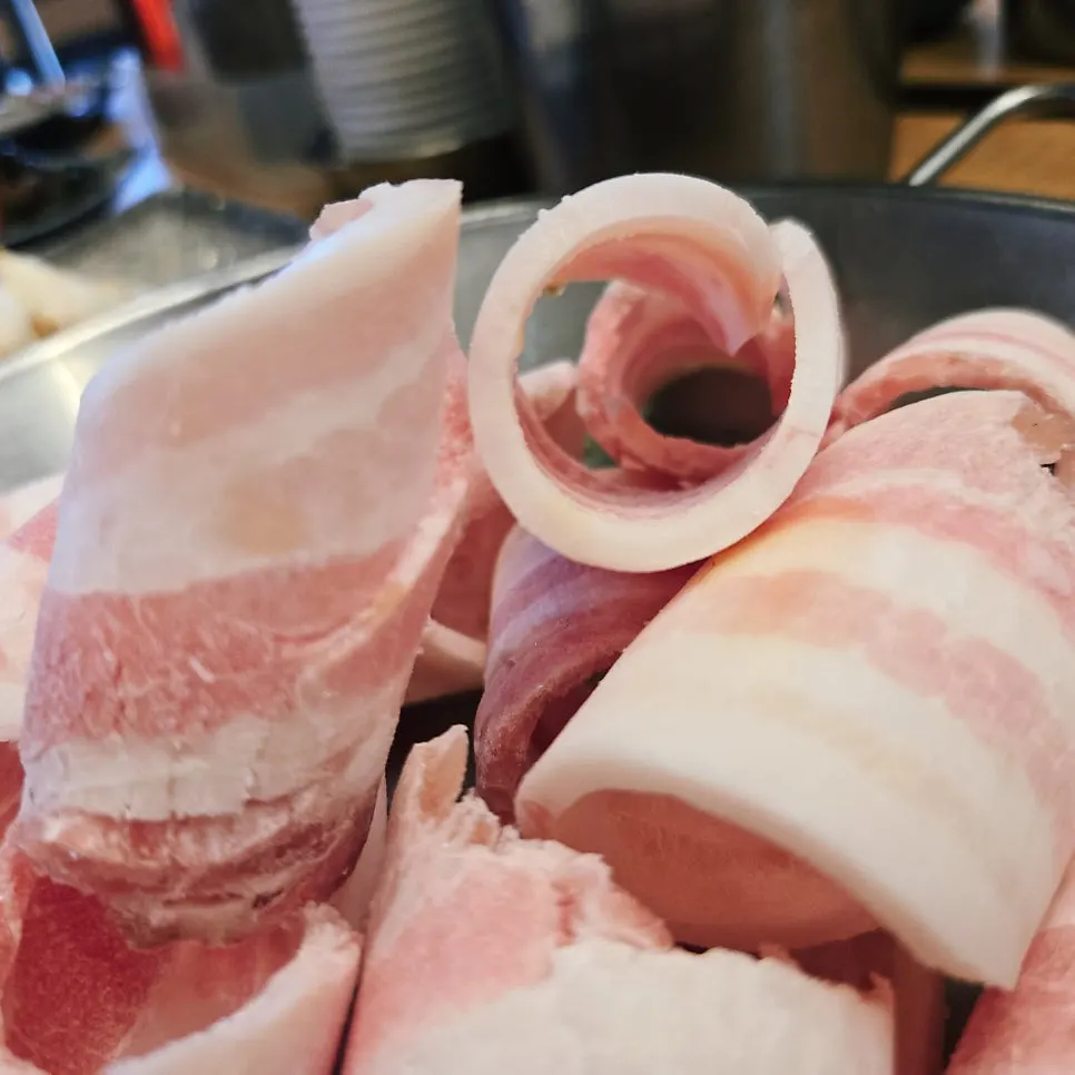 Close-up of the thick-sliced flower pork belly
