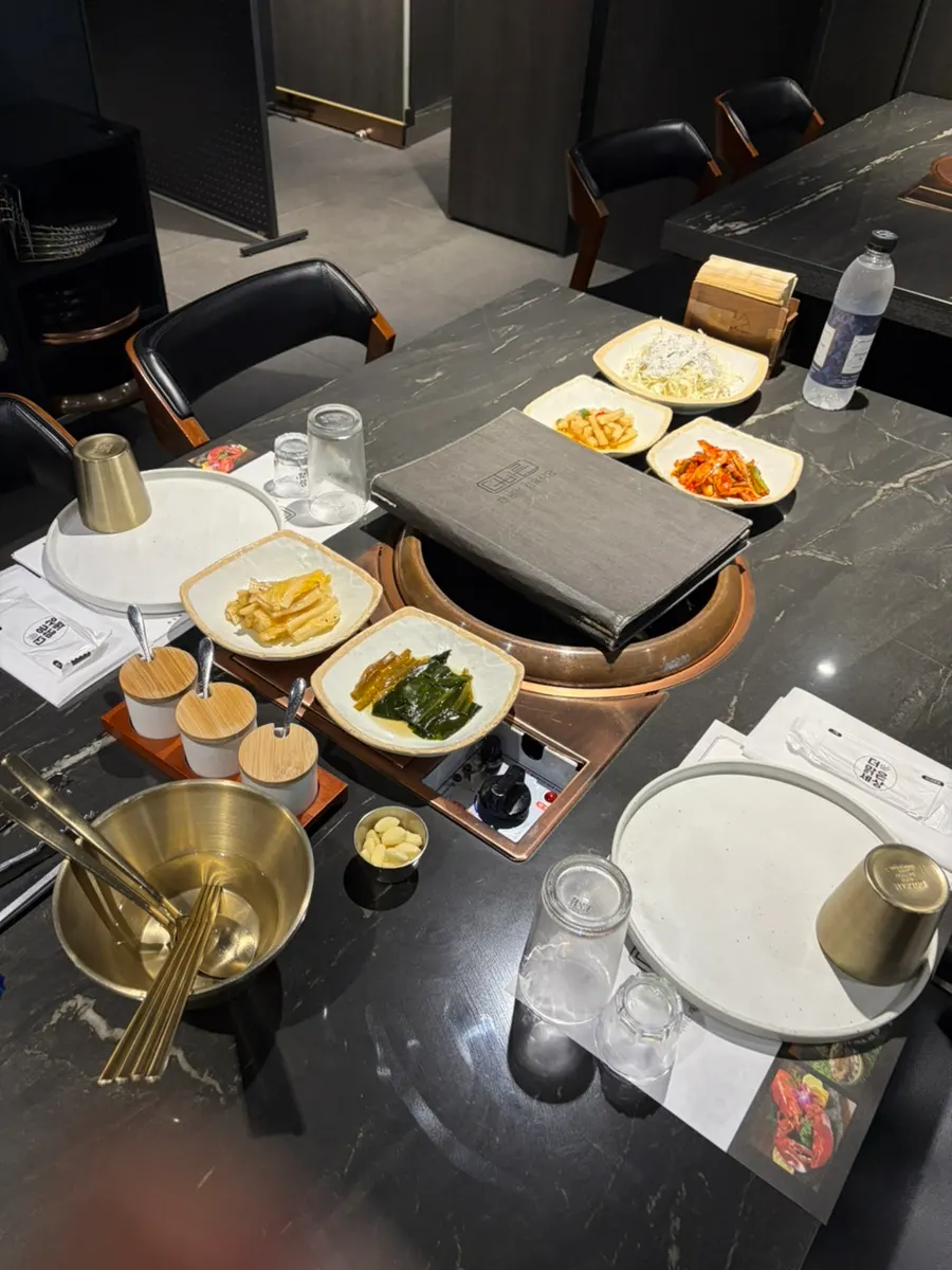 Room with a long table ideal for a group dinner
