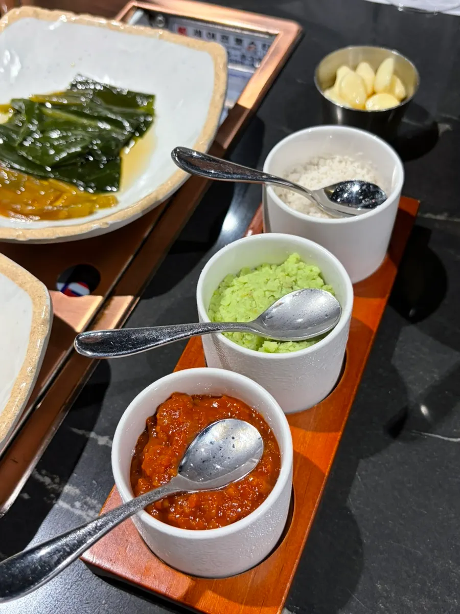 Plates of pa-kimchi, baek-kimchi, and myeongi-namul side dishes