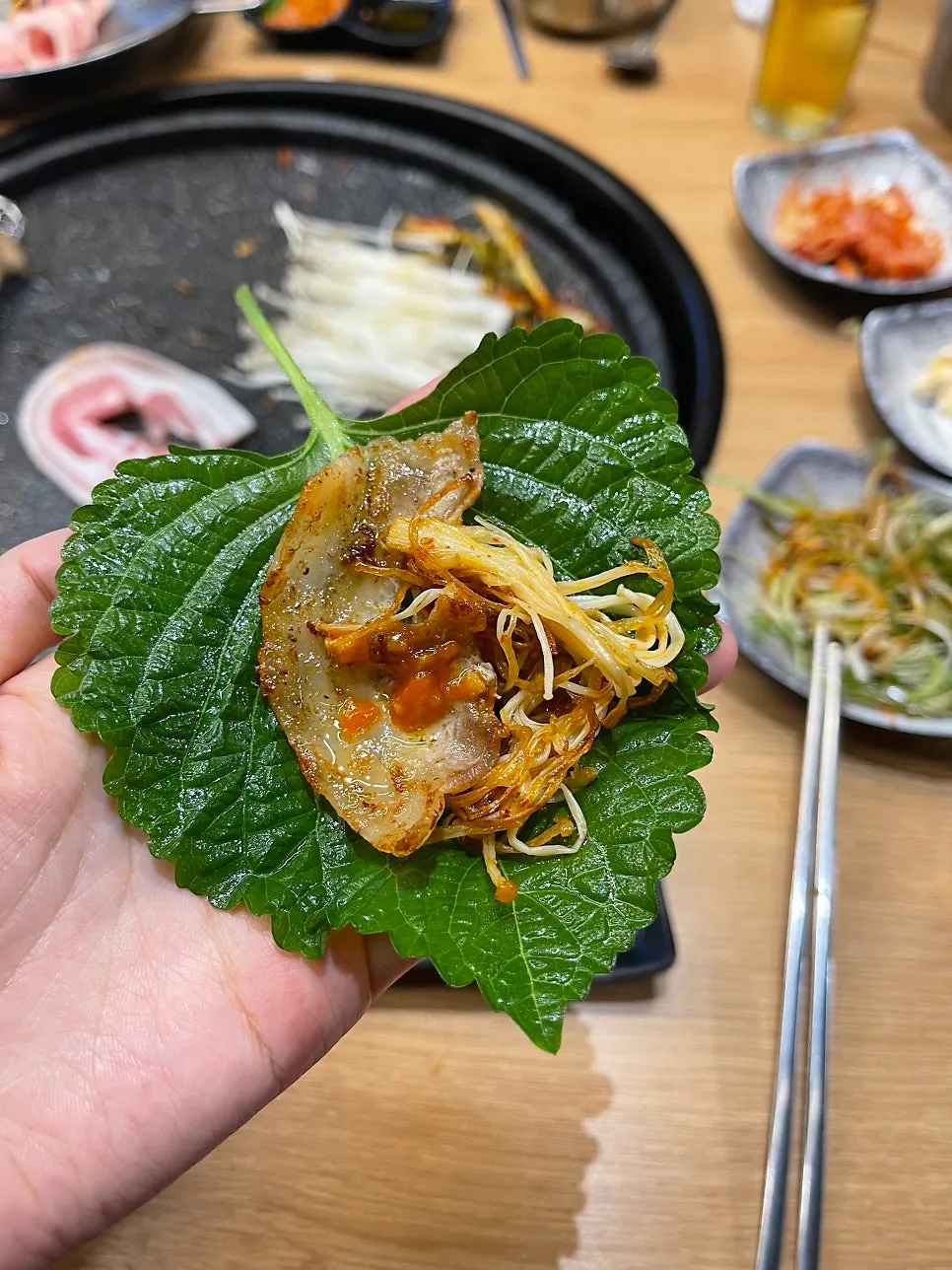 불판에 올린 대패고기와 셀프바 밑반찬