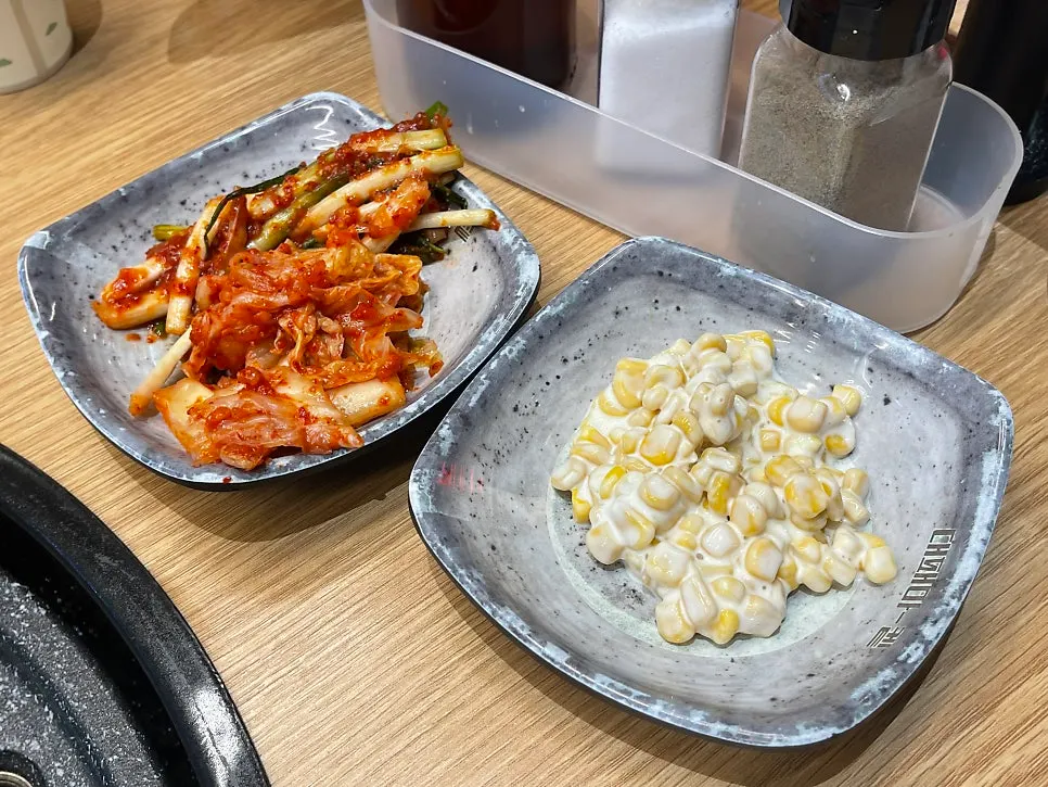 셀프바에서 가져온 김치와 파김치