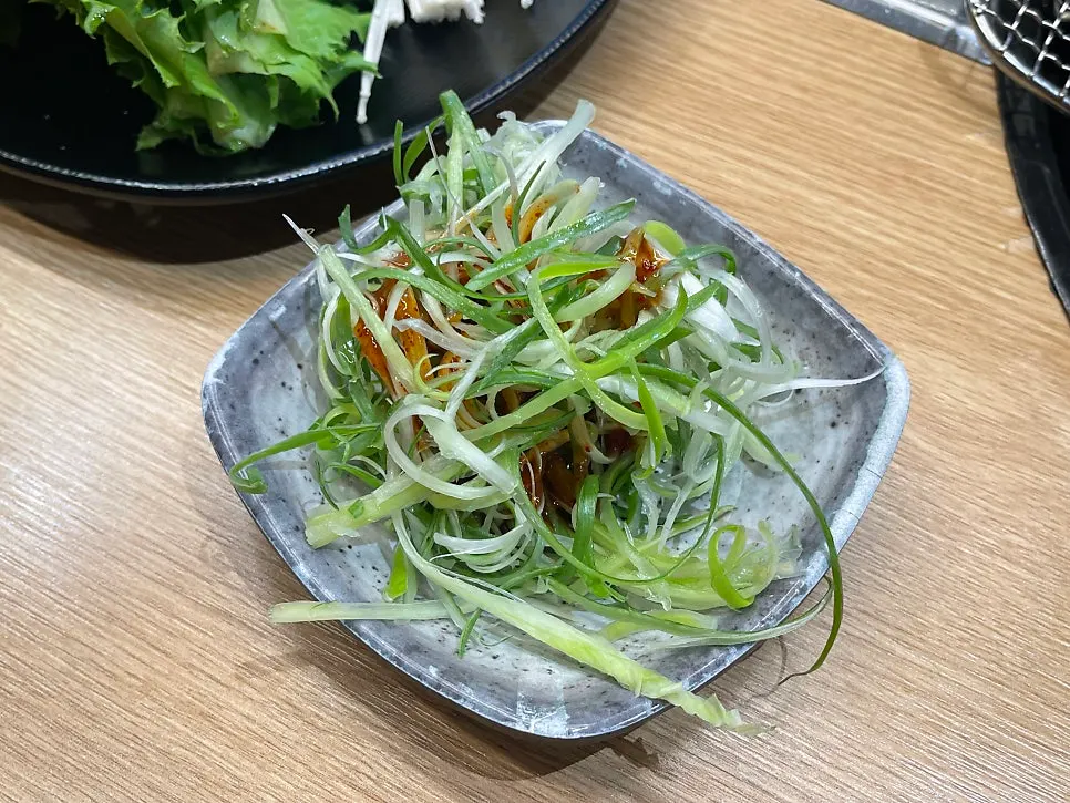 쌈채소와 반찬을 올린 고기 상차림