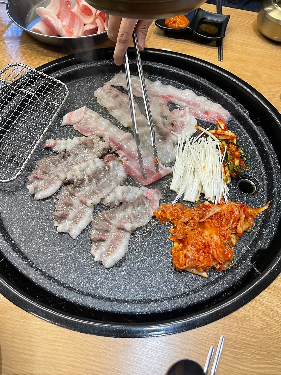 김치와 팽이버섯을 함께 구운 불판