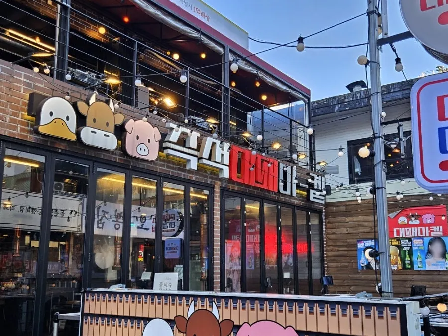 Table and grill at Daepae Market Gangnam Nonhyeon Branch