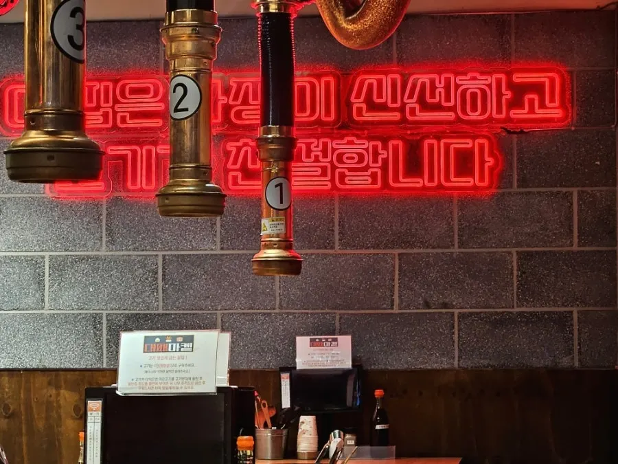 Lettuce wraps and sauces at the self-bar