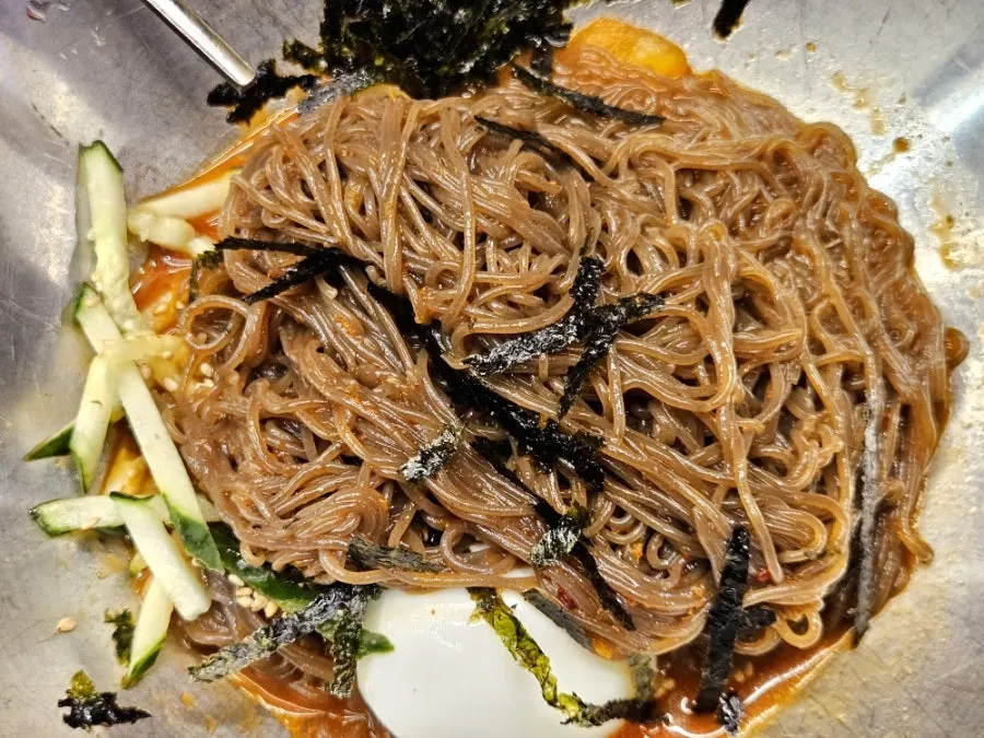 Noodles mixed in the spicy sauce
