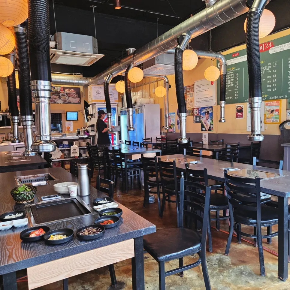Interior of Cheongmi Dolpan Samgyeopsal with an old-school restaurant atmosphere