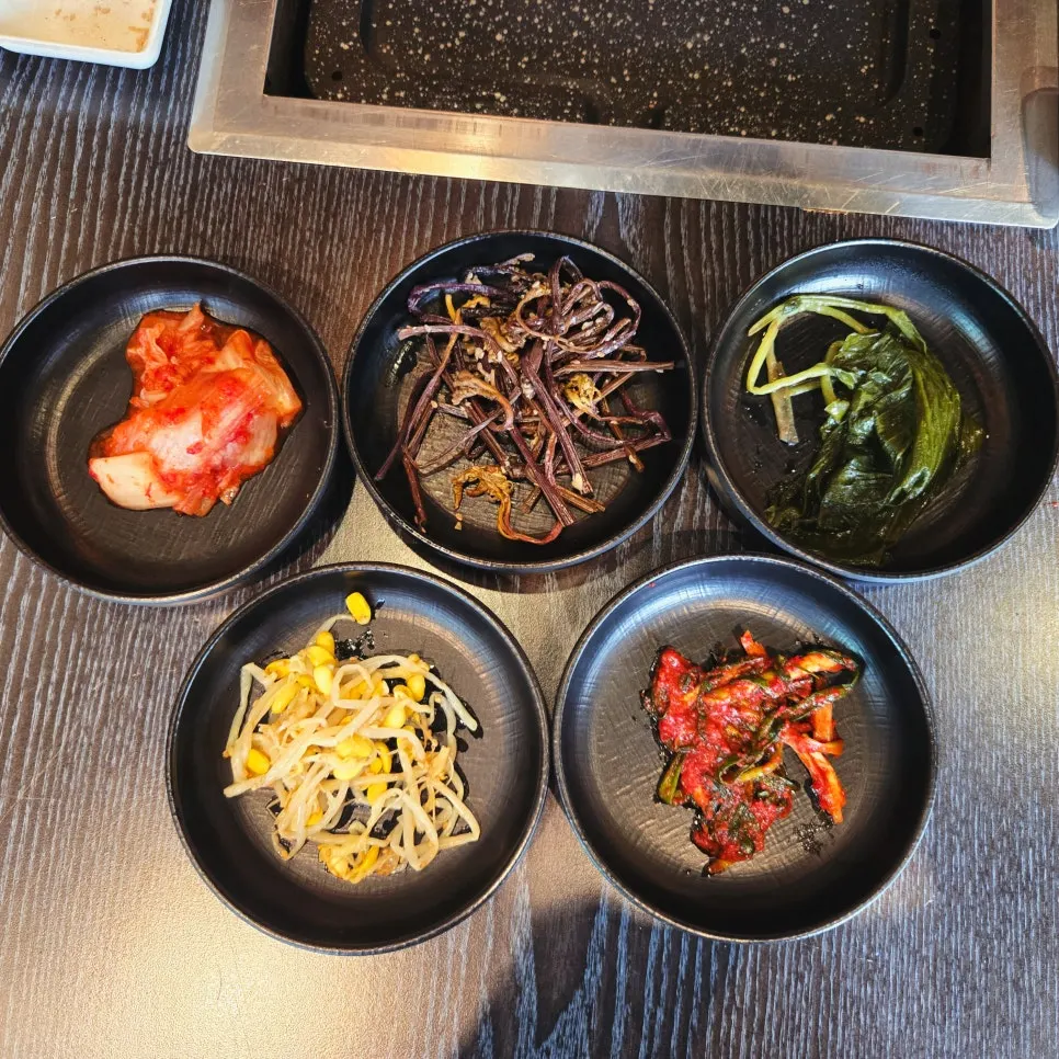 Side dish spread at Cheongmi Dolpan Samgyeopsal
